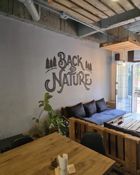 Interior con el mural Back to Nature