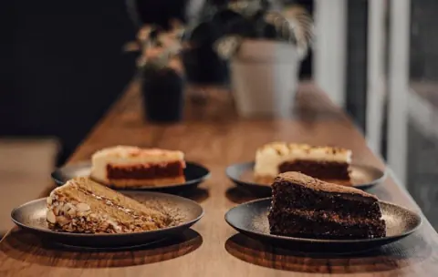 Porciones de torta sobre la barra